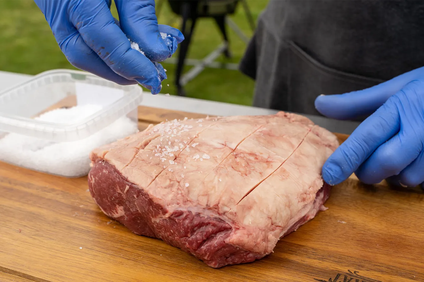 De picanha royaal bestrooien met grof zeezout