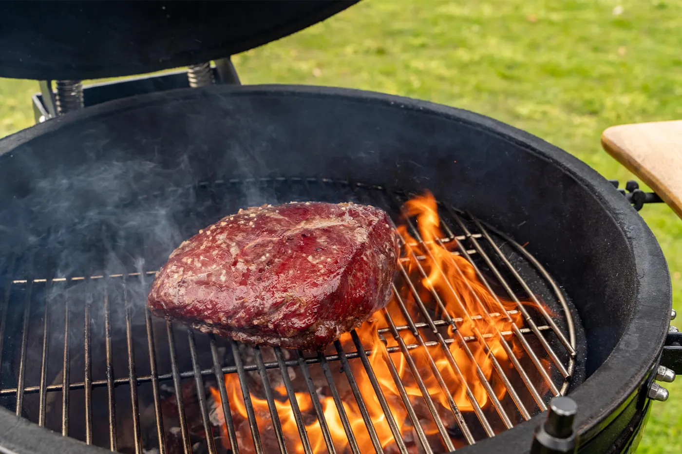De picanha wordt op het eind afgegrild boven direct vuur voor een krokante korst