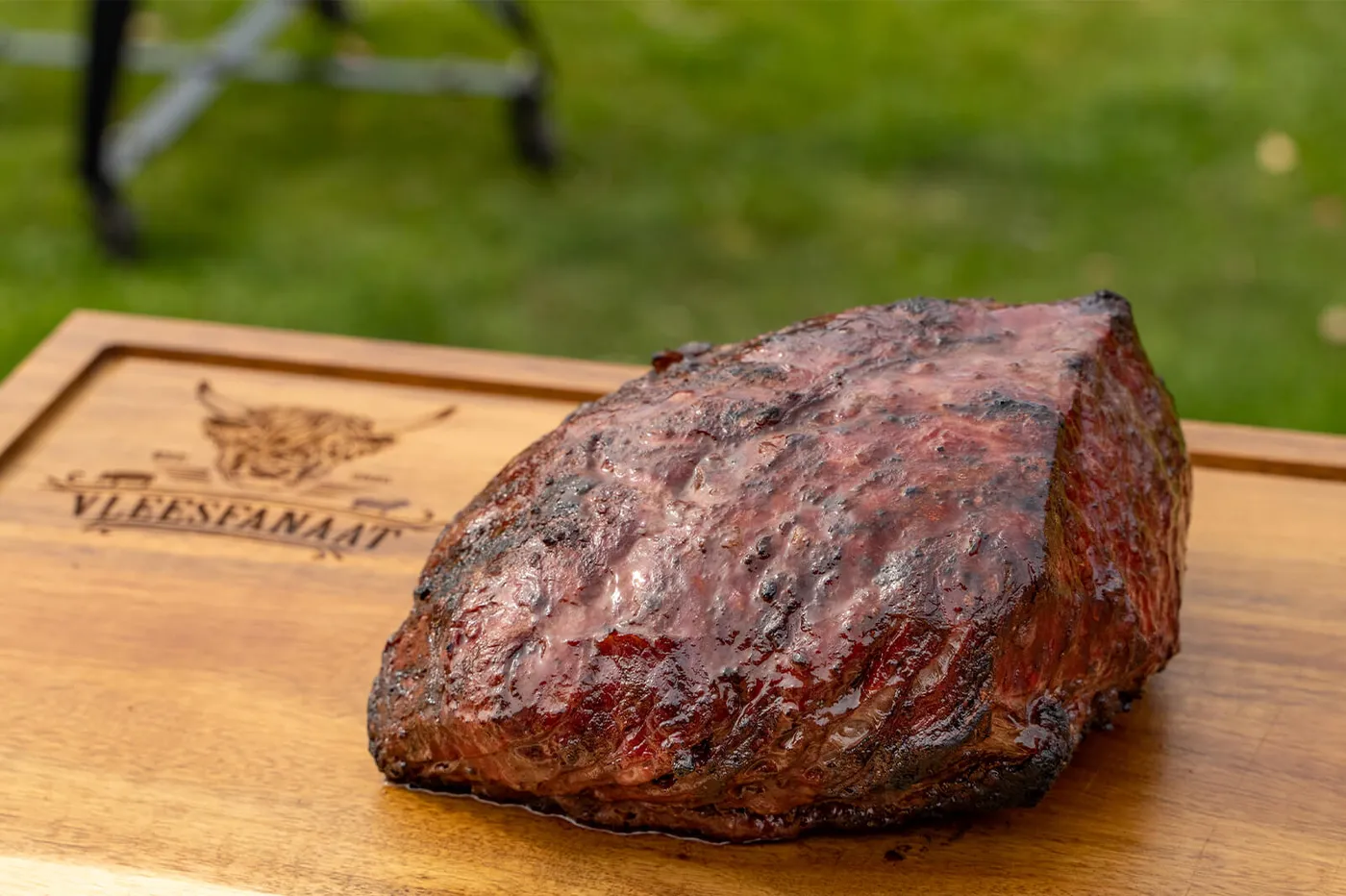 Plakken perfect gegaarde picanha op een houten snijplank