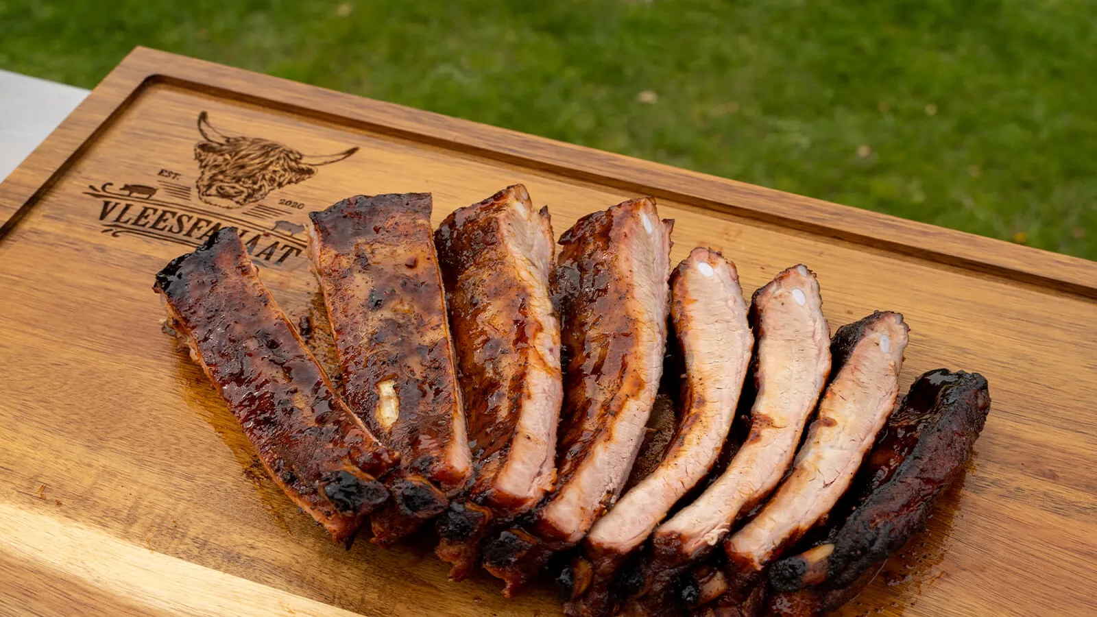 Heerlijk gegaarde belly ribs rechtstreeks van de barbecue