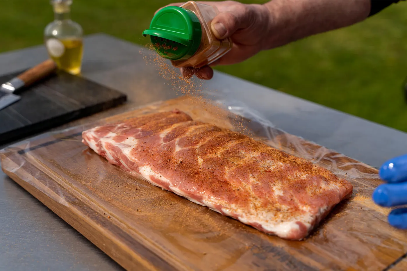 De belly ribs rijkelijk voorzien van een smaakvolle BBQ rub