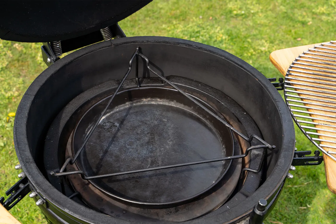 De drip pan wordt onder het rooster gepositioneerd