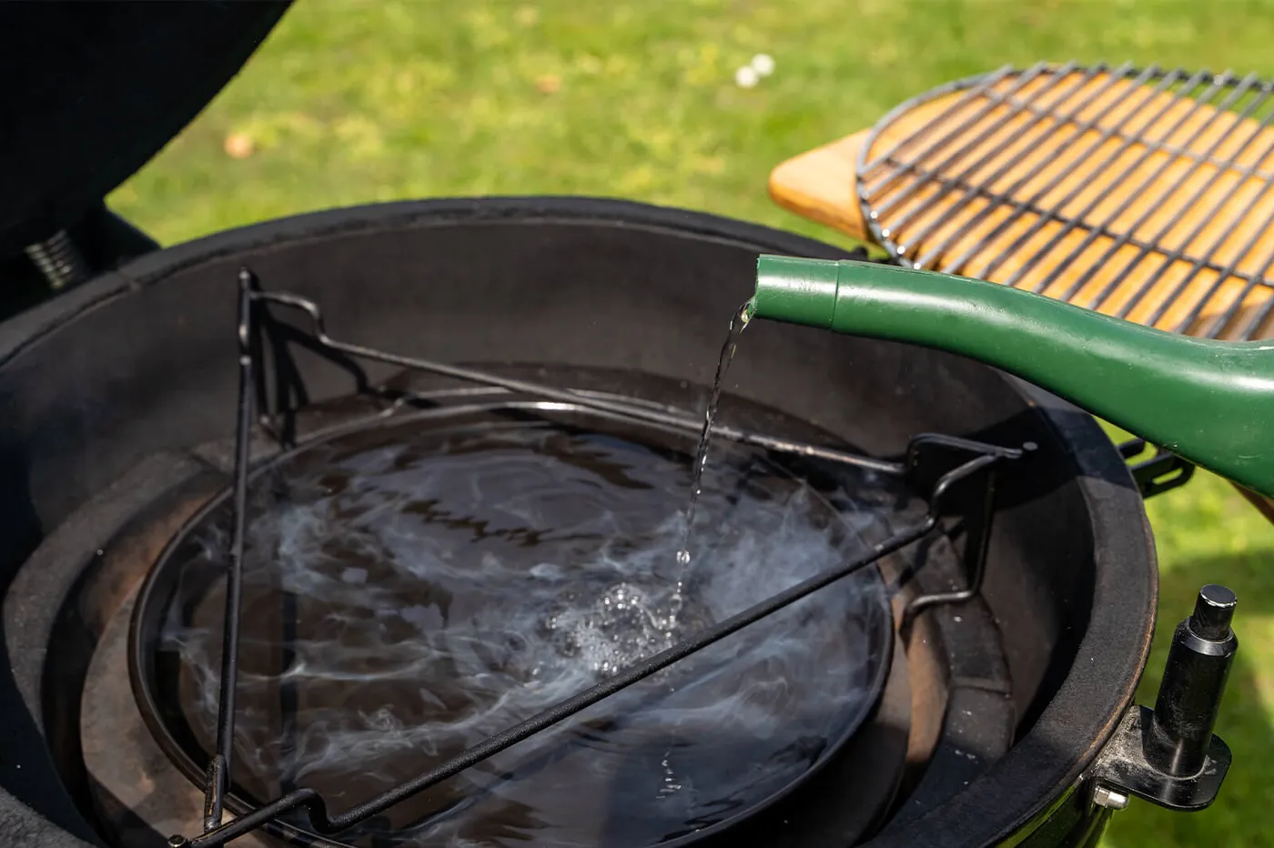 De drip pan vullen met heet water voor de juiste luchtvochtigheid