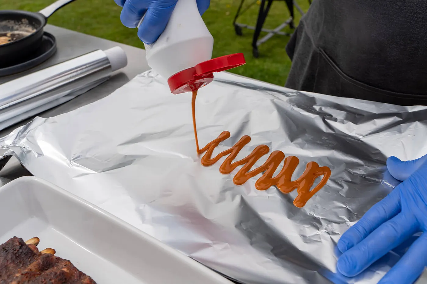 BBQ lak of saus voorbereiden op een vel aluminiumfolie