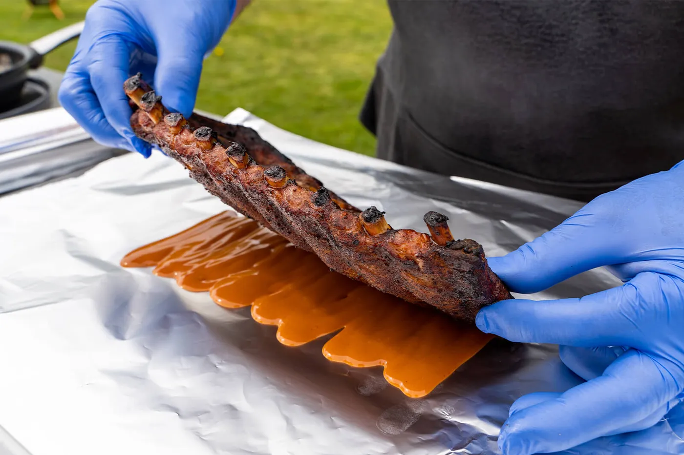 De ribs met de vleeskant omlaag in de zoete lak gelegd