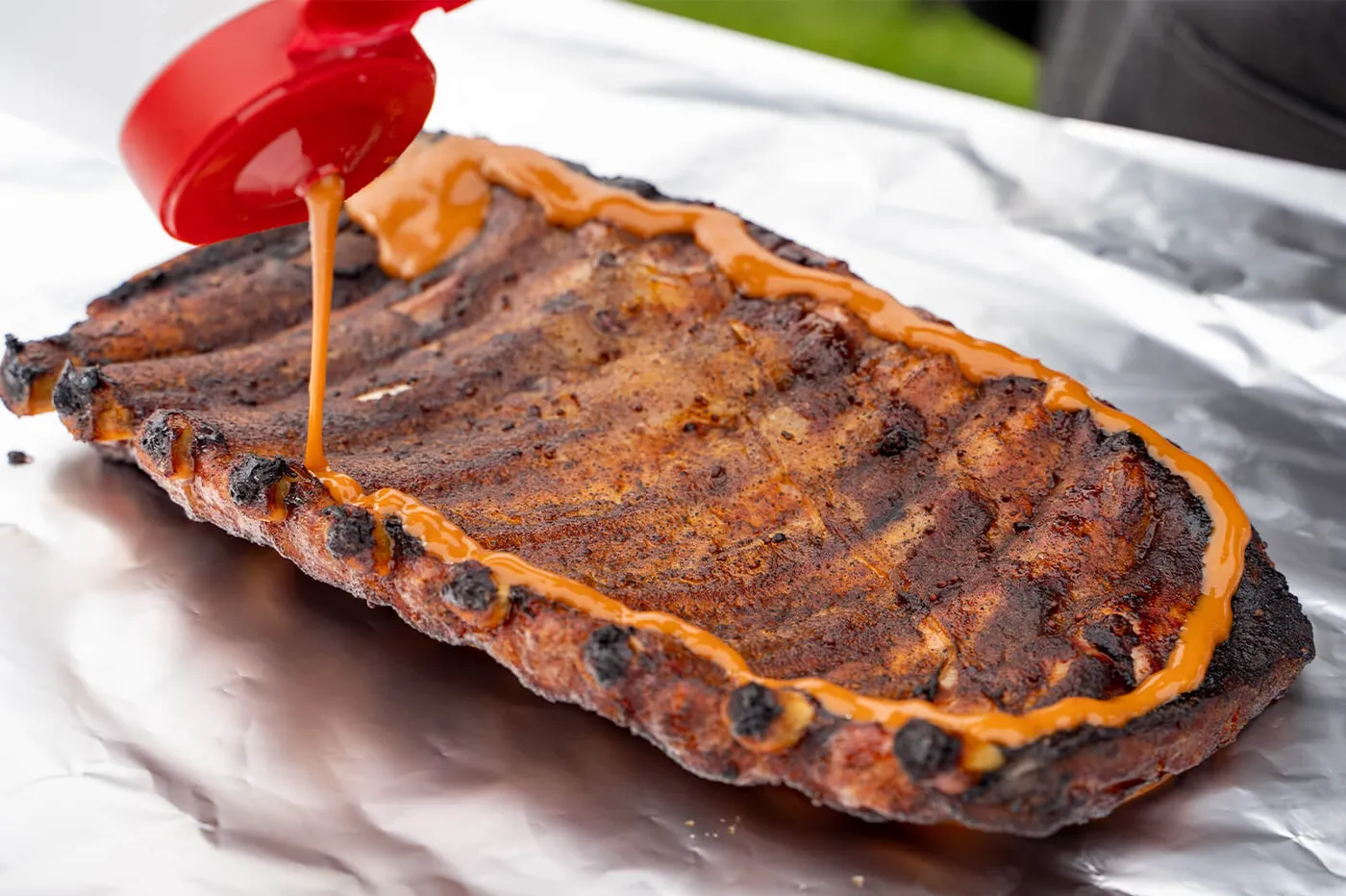 Extra lak aanbrengen op de botkant van de belly ribs