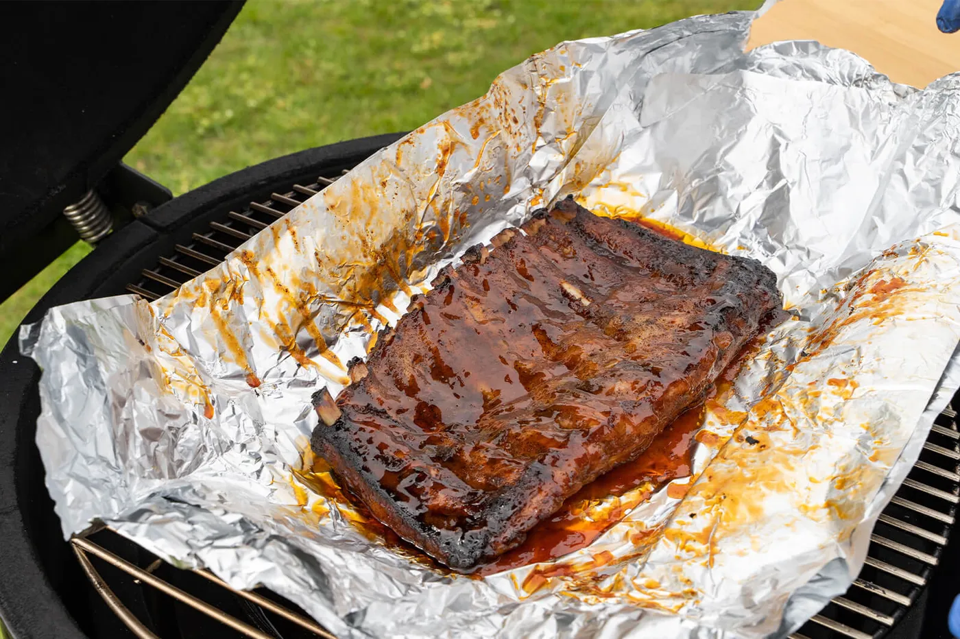 Het eindresultaat: malse, aangesneden belly ribs klaar om te serveren