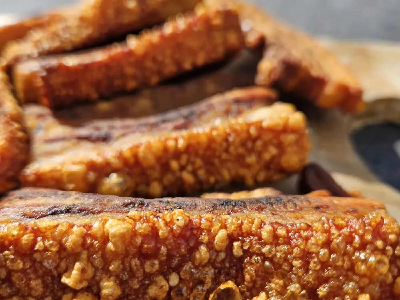 Repen rauw buikspek met zwoerd op een snijplank, klaar voor chicharron