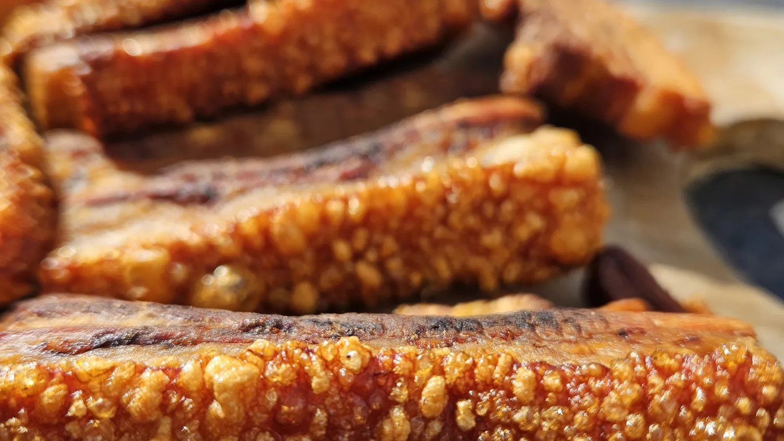 Repen rauw buikspek met zwoerd op een snijplank, klaar voor chicharron