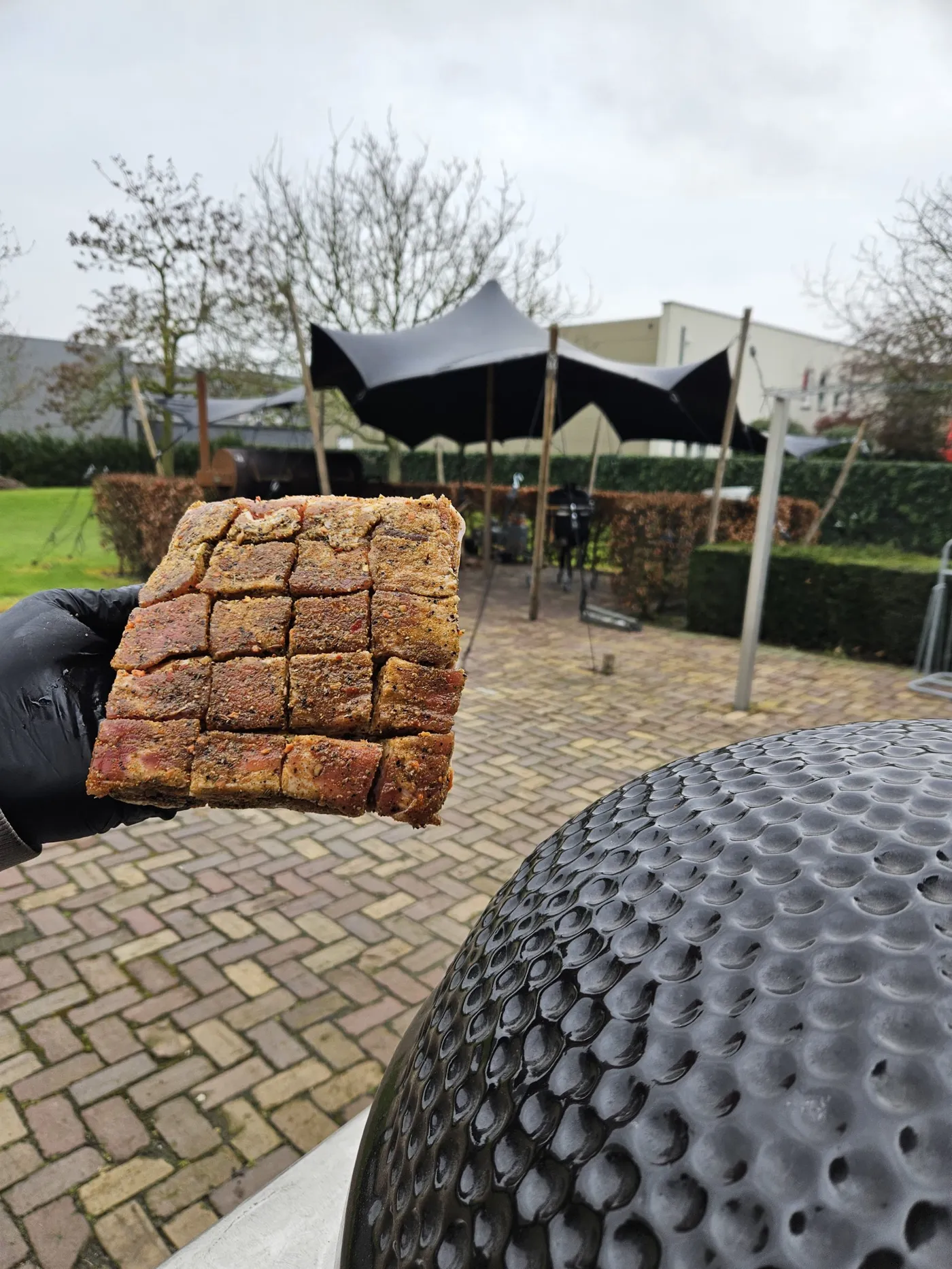 Rauw buikspek waarvan de vleeskant is ingesneden in een ruitpatroon en royaal in de rub is gezet.