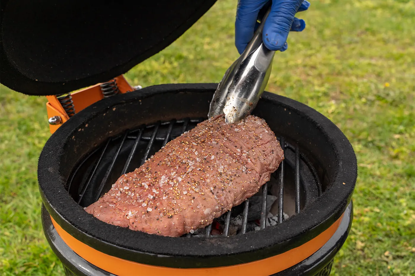 Grote diamanthaas direct grillen op het rooster