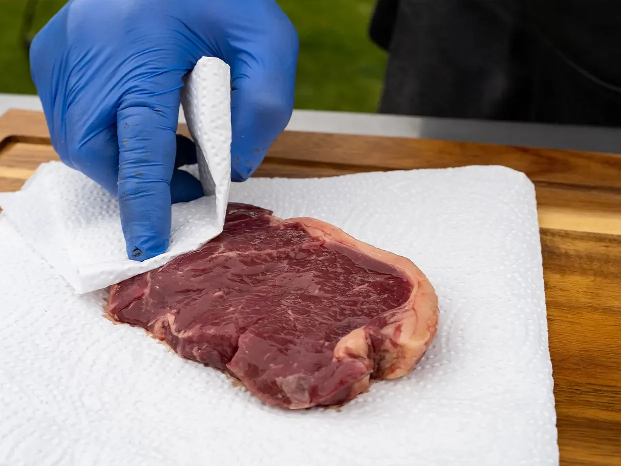 De rauwe entrecote droogdeppen met keukenpapier