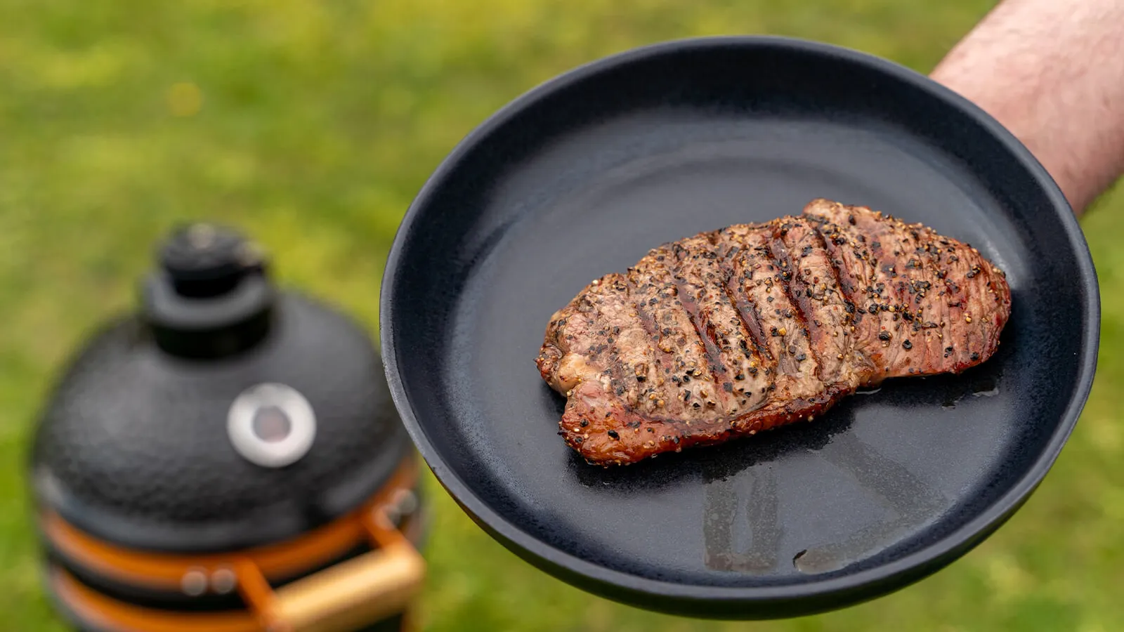 Perfect gegrilde entrecote op een houten snijplank