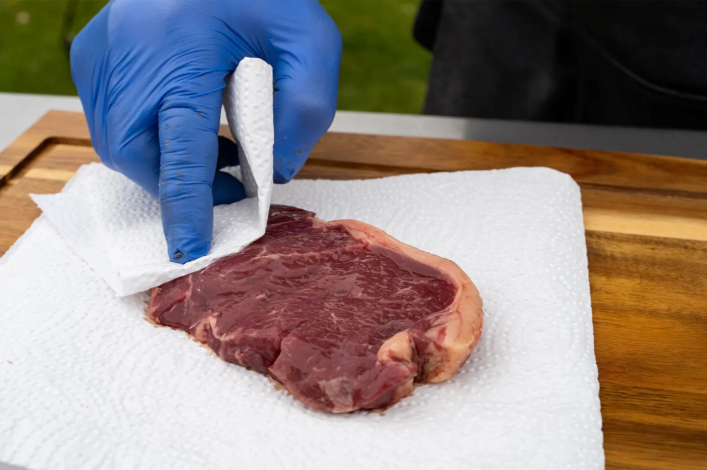 De rauwe entrecote droogdeppen met keukenpapier