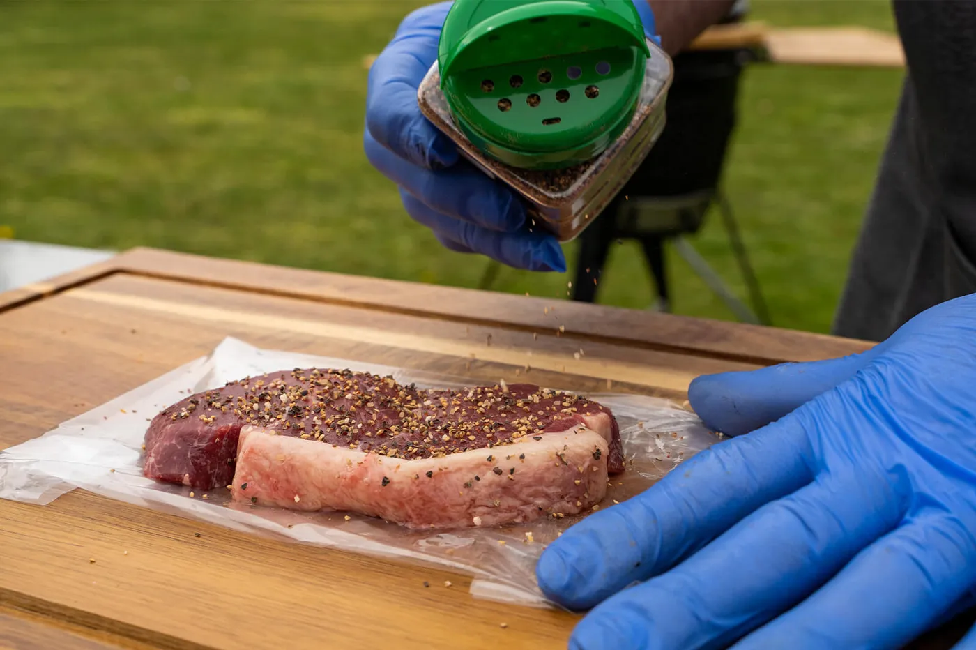 Entrecote bestrooid met kruiden, klaar voor de barbecue