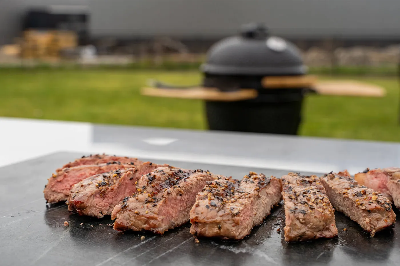 In plakjes gesneden malse entrecote met een krokant randje na het rusten