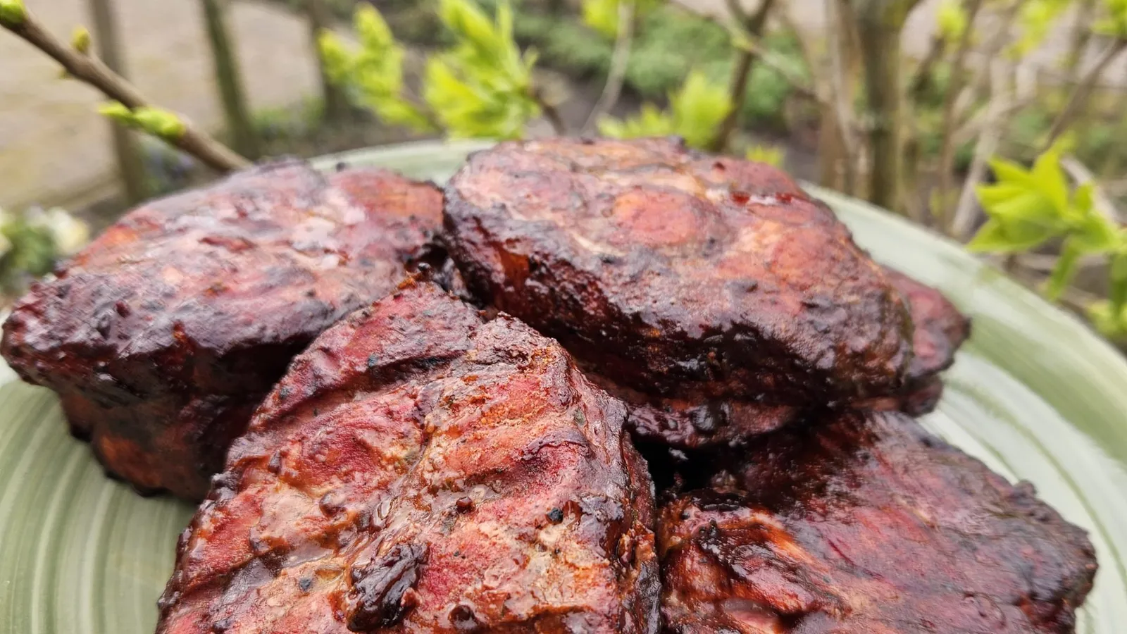 Malse houthakkerssteaks van varkensprocureur, prachtig gegaard op de barbecue.