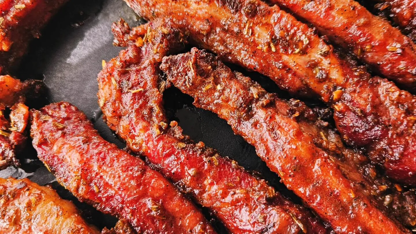 Smakelijke ribfingers geglaceerd en klaar op de BBQ