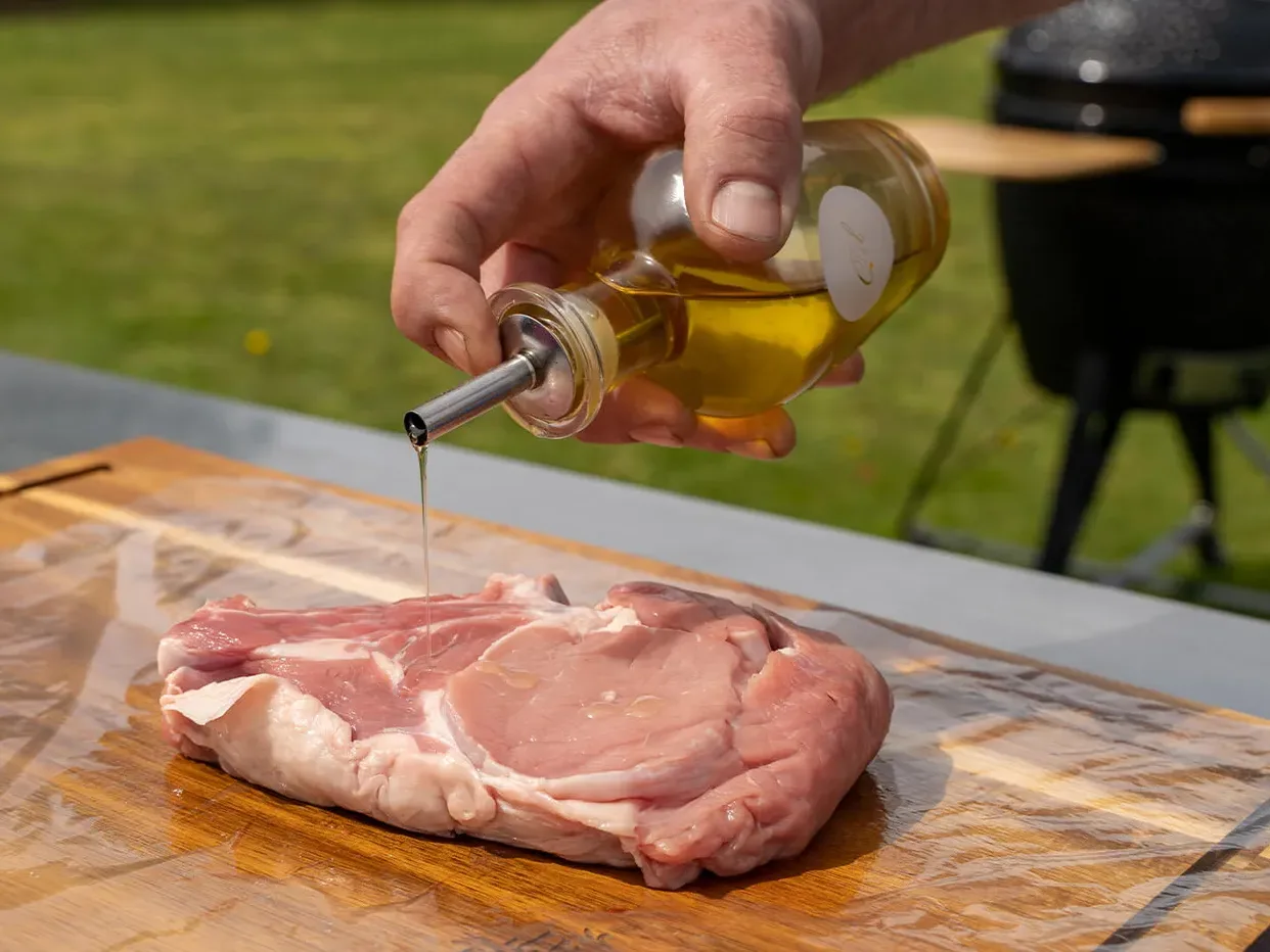 Olijfolie over de côte de boeuf schenken