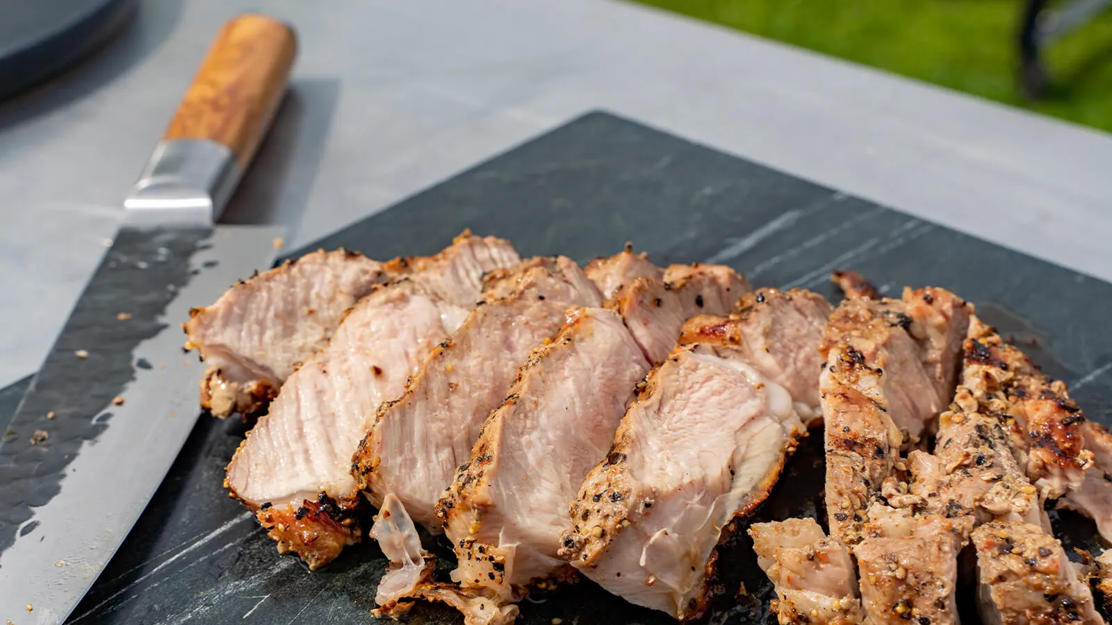 Rauwe kalfs côte de boeuf op een houten plank