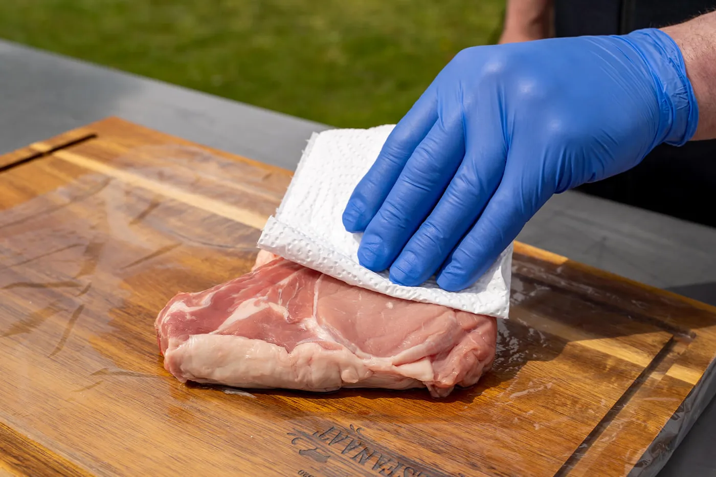 De kalfs côte de boeuf droogdeppen met keukenpapier