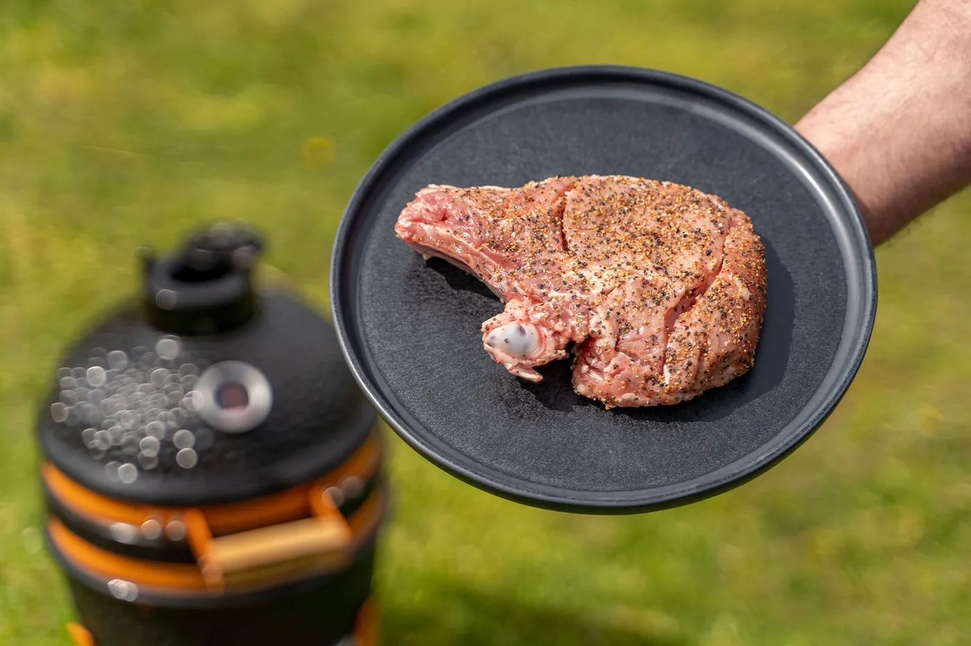De prachtig gekruide kalfs côte de boeuf, klaar voor de barbecue