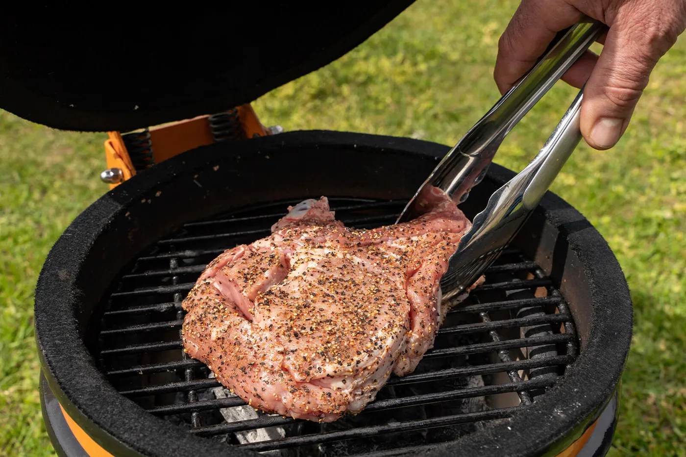 De kalfs côte de boeuf grillen boven direct vuur
