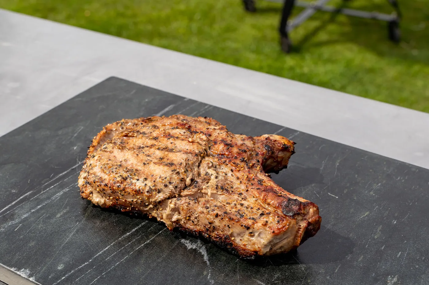 Perfect gegaarde kalfs côte de boeuf op de barbecue