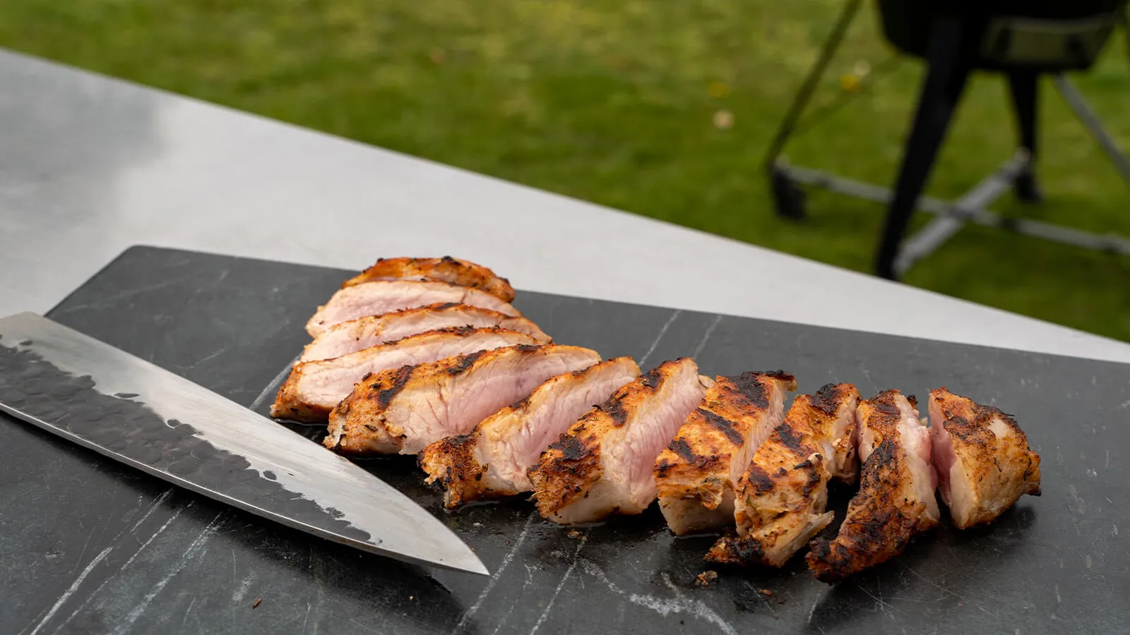 Prachtig gegrilde kalfsentrecote, in plakken gesneden en klaar om te serveren