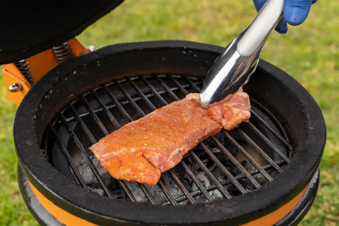 De kalfsentrecote ligt direct op het hete grillrooster van de barbecue