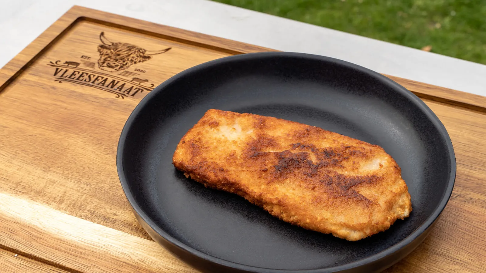 Perfect gebakken goudbruine kalfsschnitzel met een krokante panade