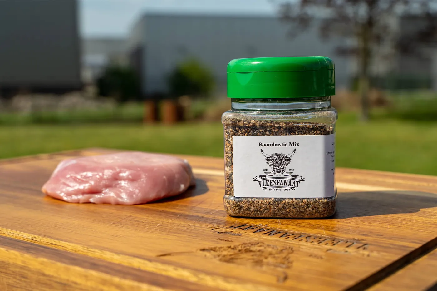 Vlees royaal kruiden met zout en peper