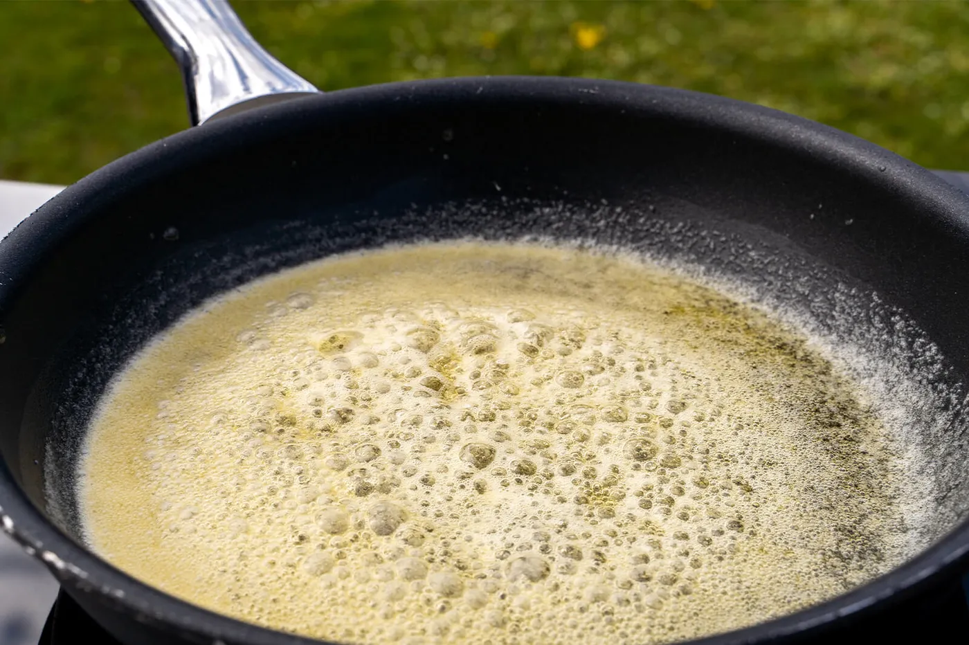 De pan walsen om de boter en warmte gelijkmatig te verdelen