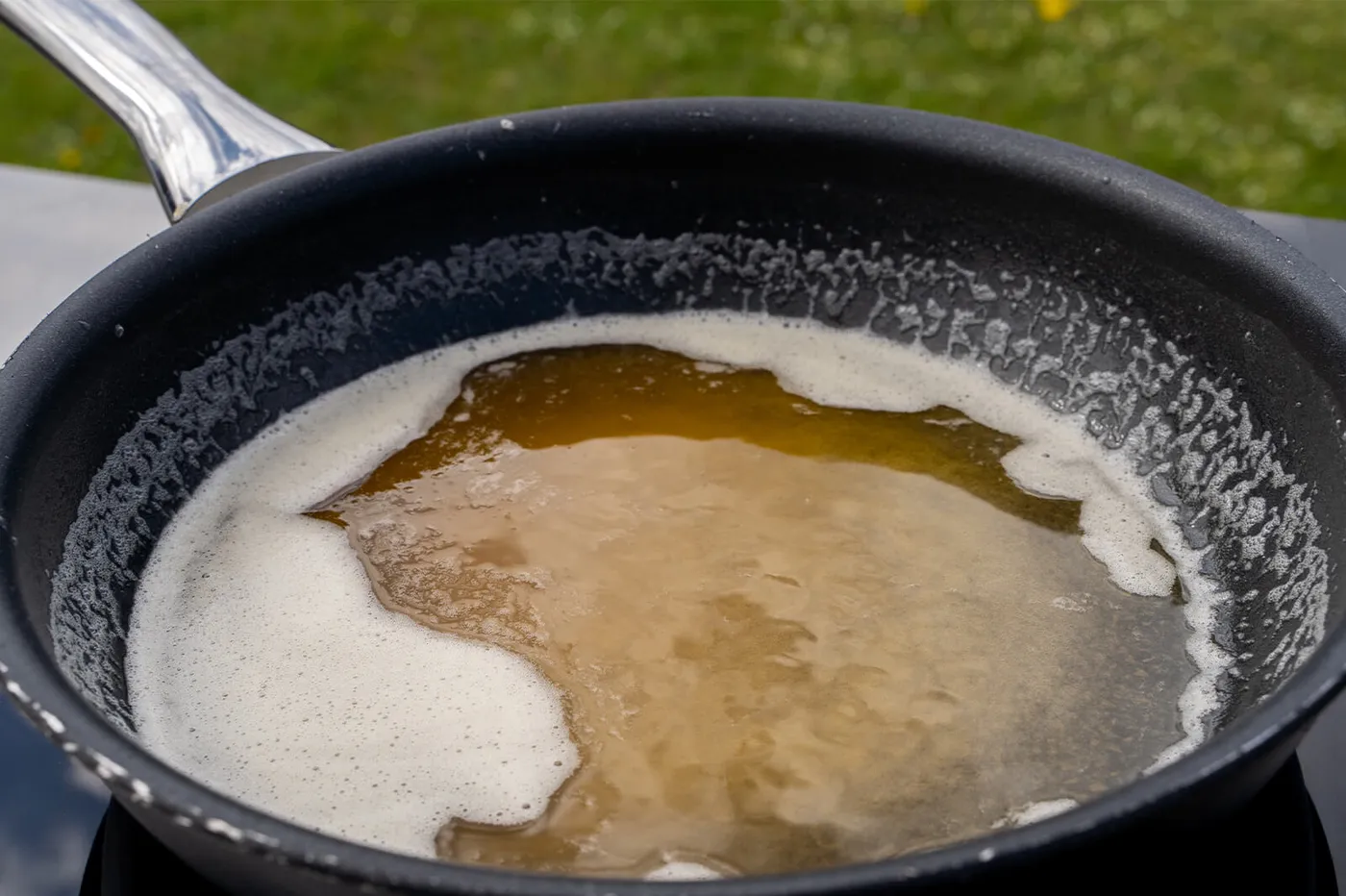 De boter is gestopt met schuimen en heeft de perfecte baktemperatuur
