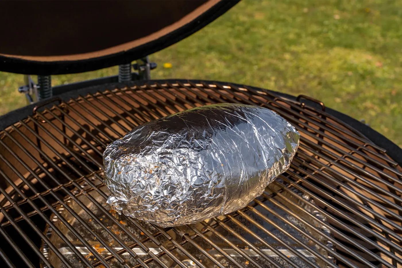 Ingepakte lamsbout op het barbecuerooster