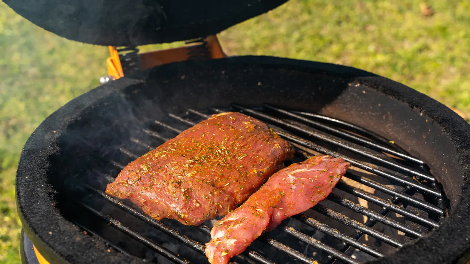 Klaargemaakte lamsfilet en lamshaas in plakjes