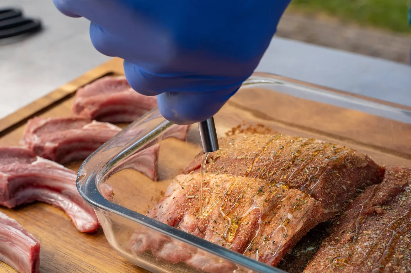 Olijfolie over het lamsvlees schenken voor de marinade