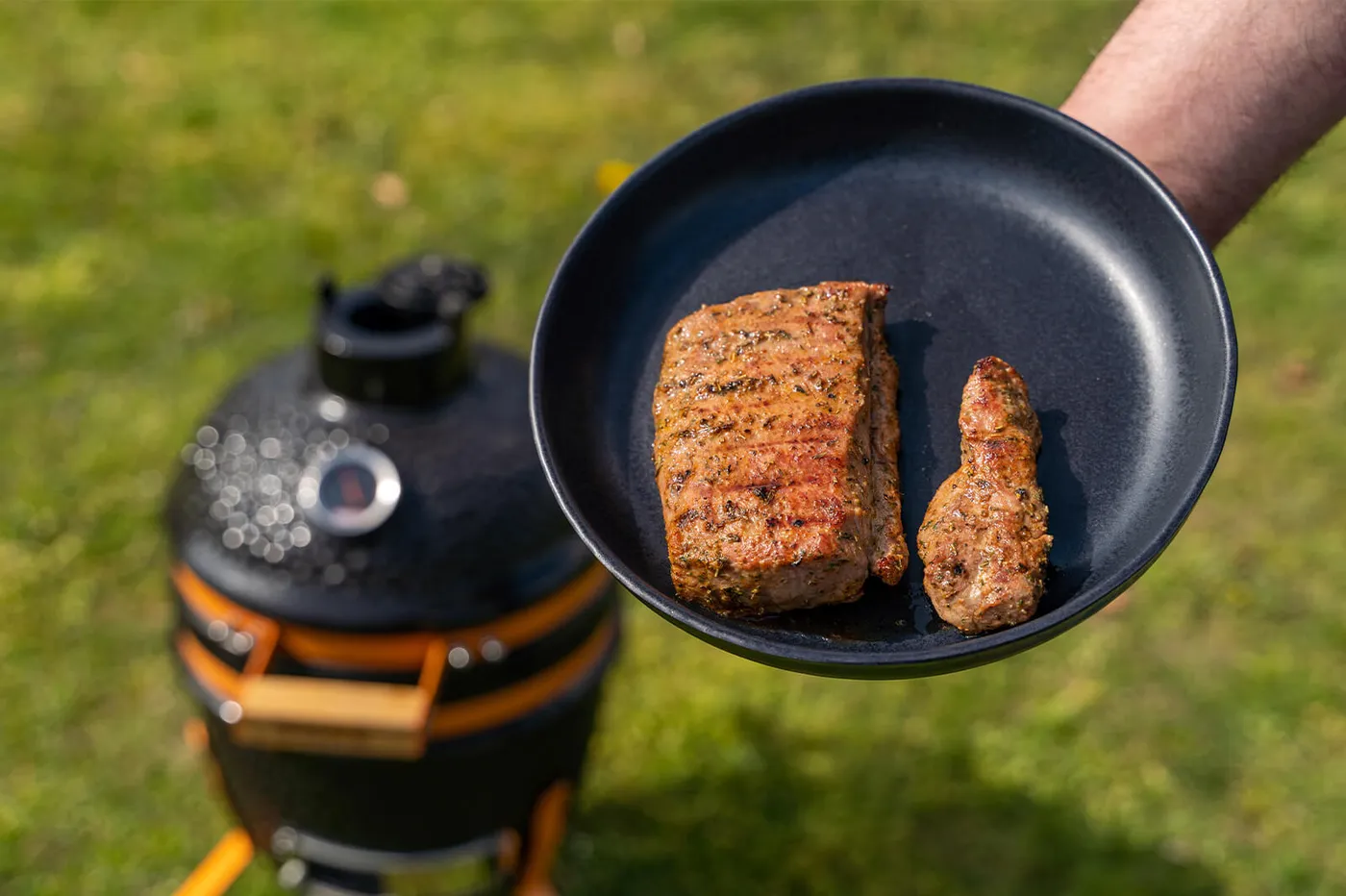 Lamsfilet en lamshaas direct aan het grillen op het barbecuerooster