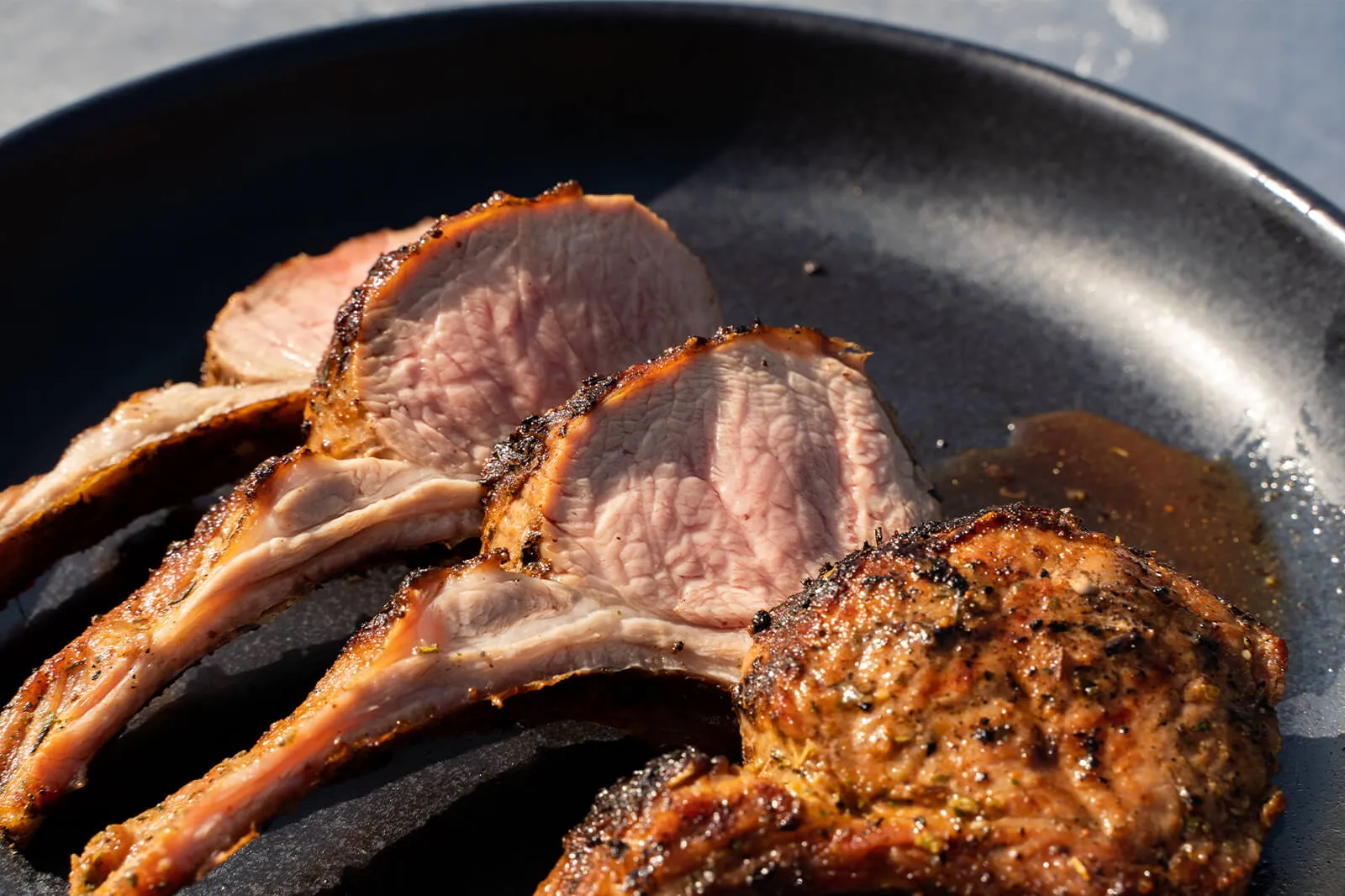 Perfect gegaarde lamsracks op een bord, klaar om te serveren