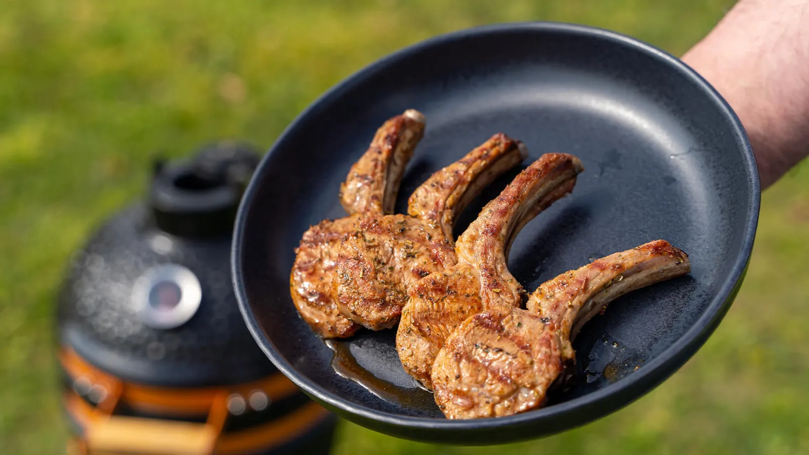 Prachtig gegrilde lamsracks van de barbecue