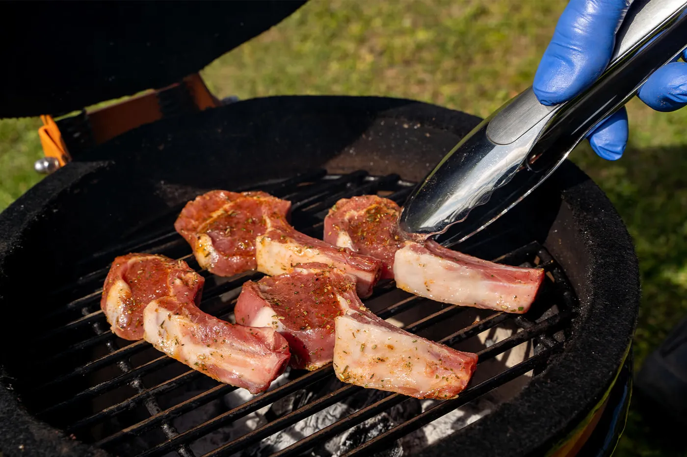 Losse lamskoteletten direct grillen op het hete BBQ rooster