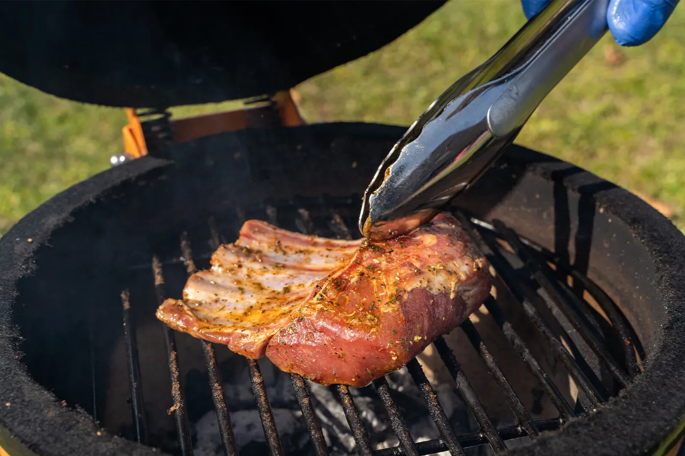 Hele lamsracks direct grillen op de barbecue