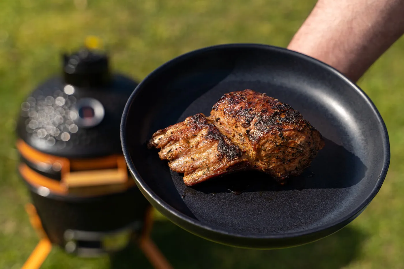 Geheel gegrilde en in plakken gesneden lamsracks