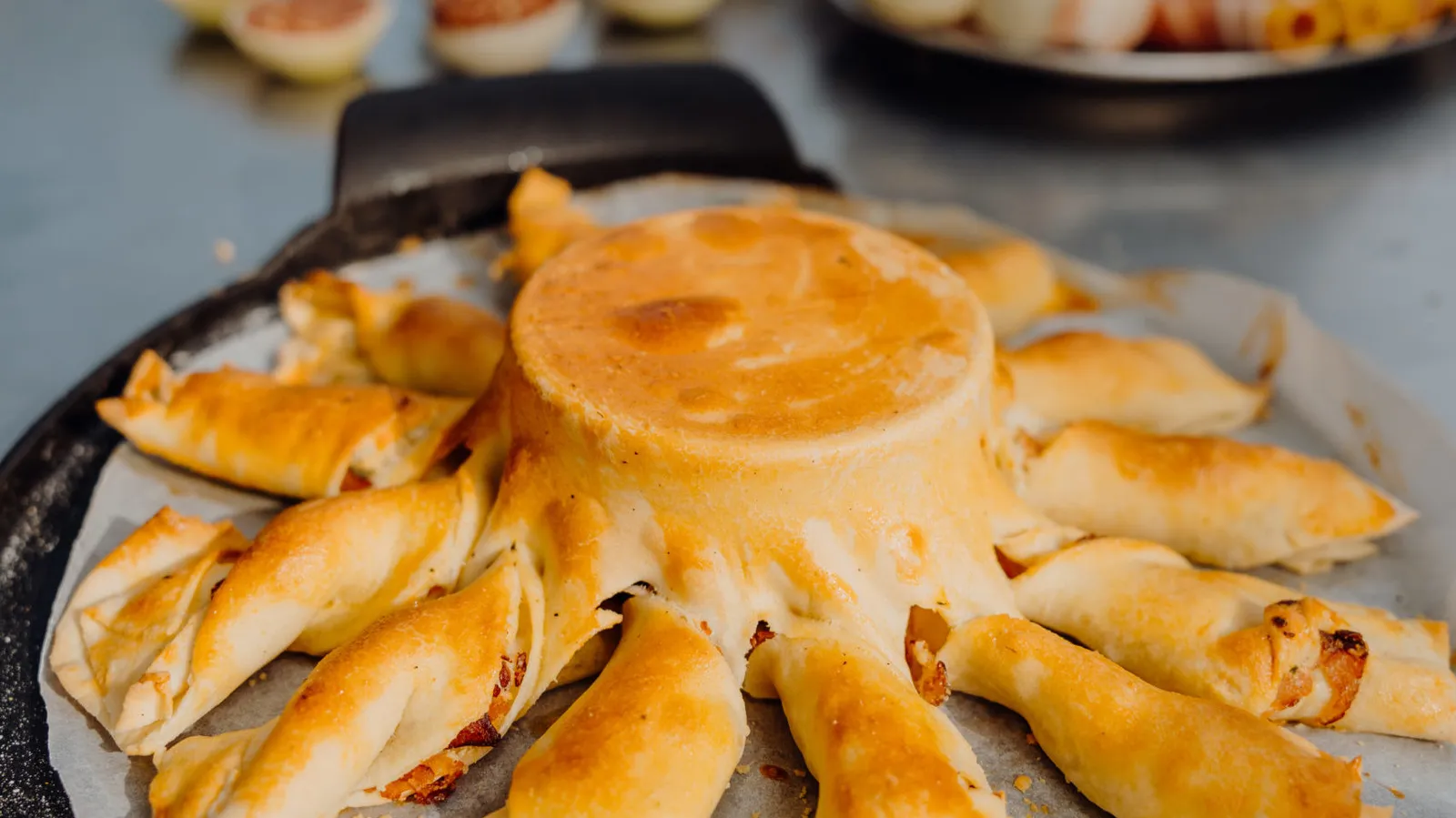 Pizza twisters met een warme kern van gesmolten brie, spekjes en kruidenboter op de BBQ