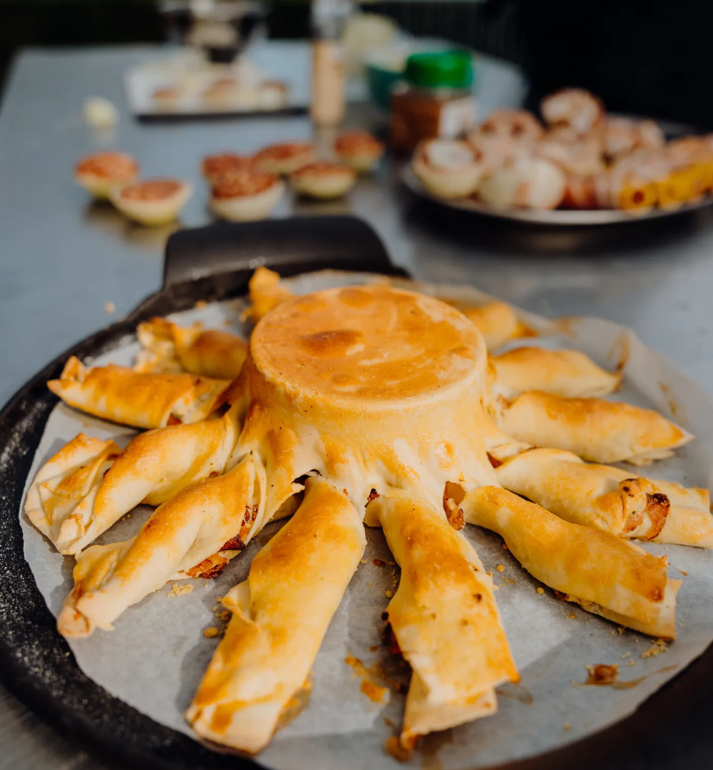 Pizza twisters met een warme kern van gesmolten brie, spekjes en kruidenboter op de BBQ