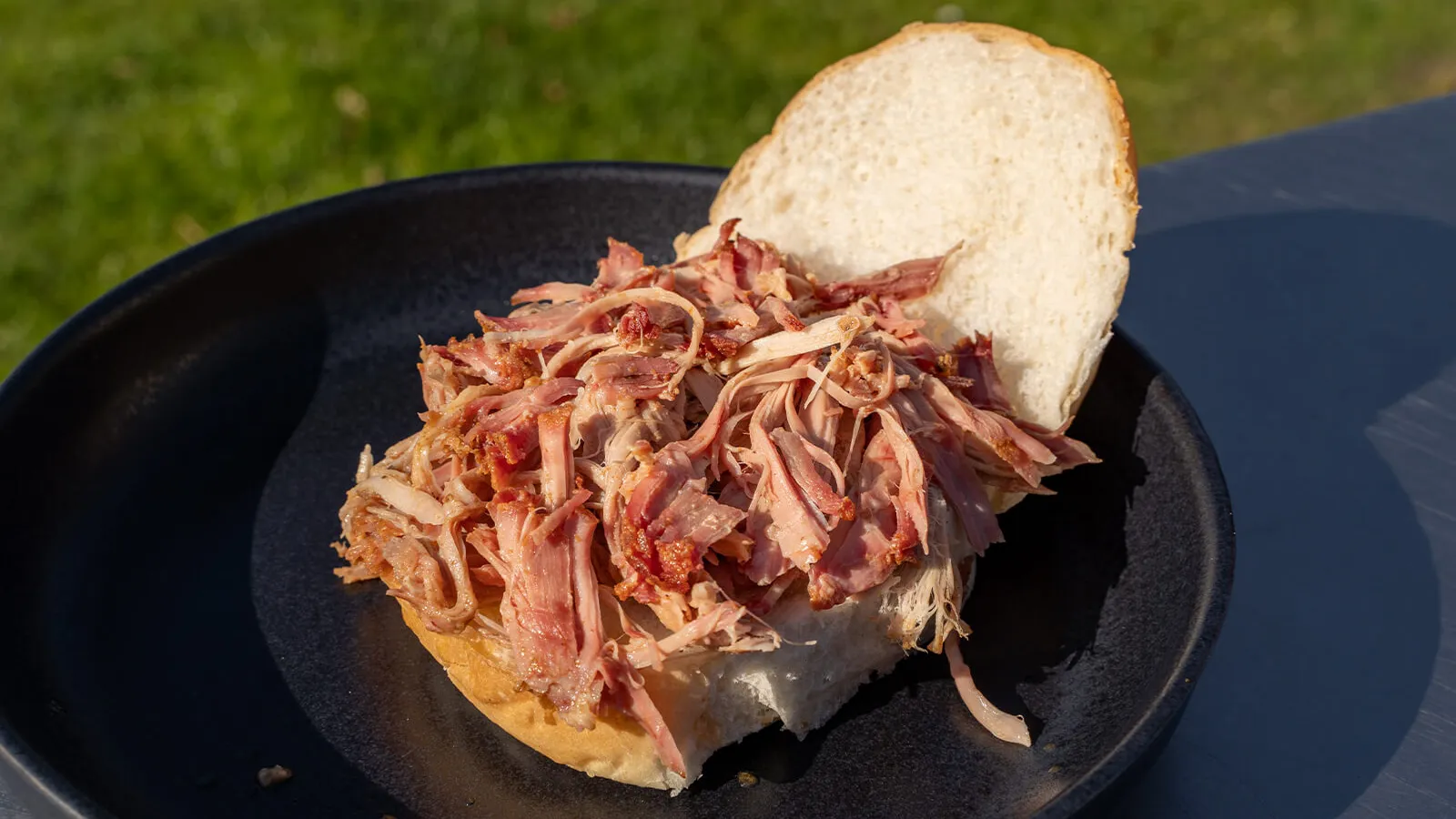 Een heerlijk belegd broodje met je eigen gemaakte pulled pork