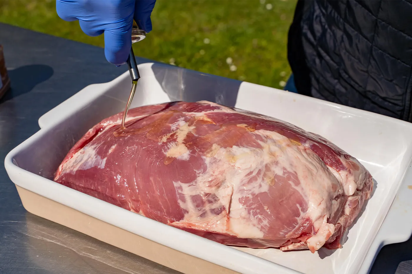 De procureur insmeren met olijfolie voor een goede hechting van de kruiden
