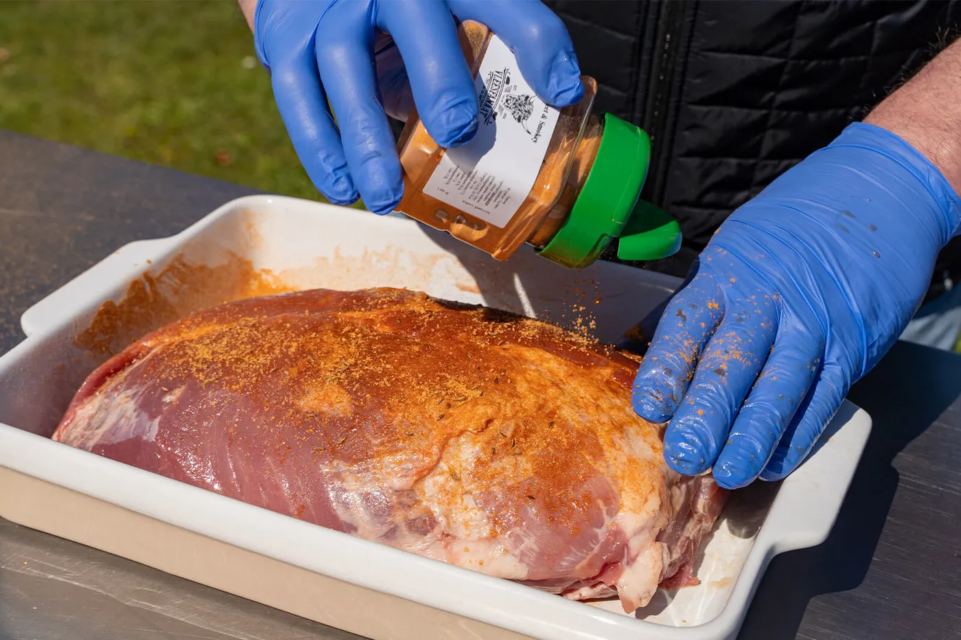 Het varkensvlees rijkelijk voorzien van BBQ rub