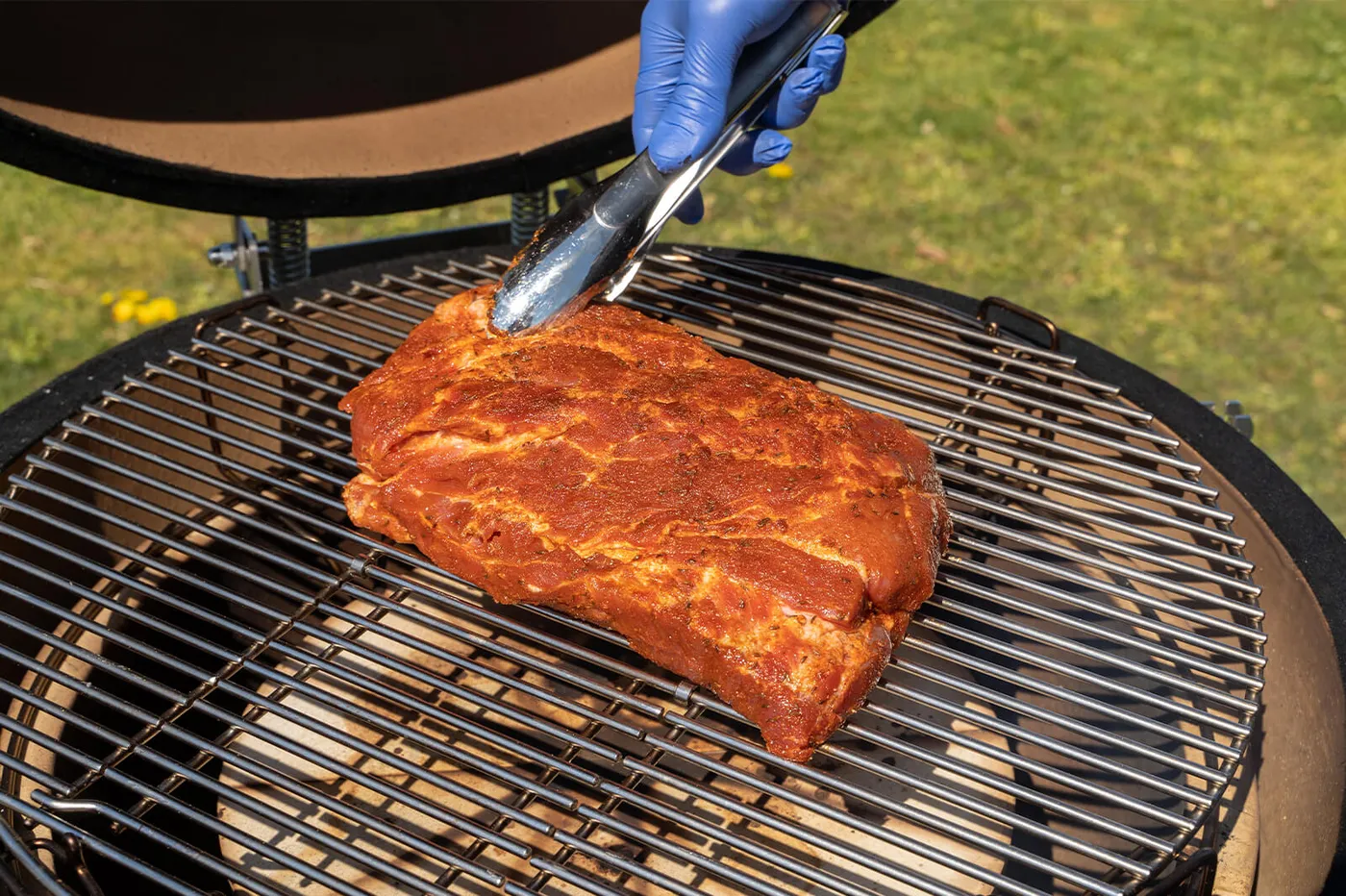 De procureur ligt op de barbecue voor de eerste low and slow sessie