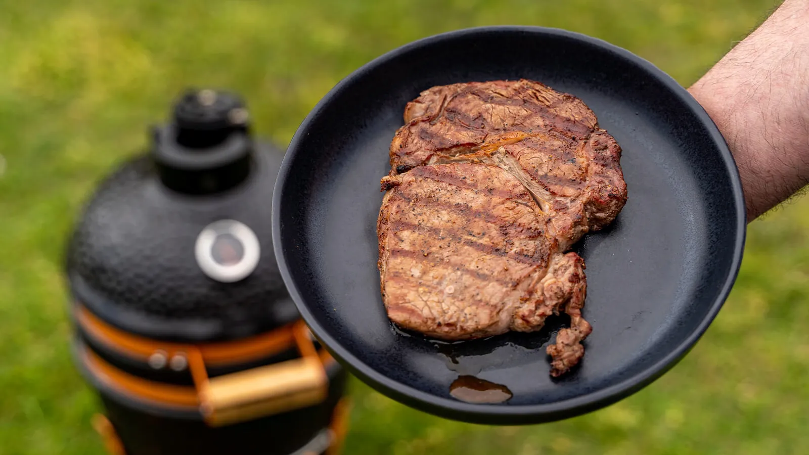 Rib-eye steak gebakken op de barbecue